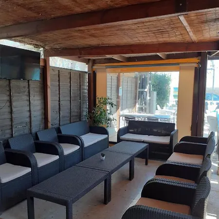 Oasis Konukevi Denia